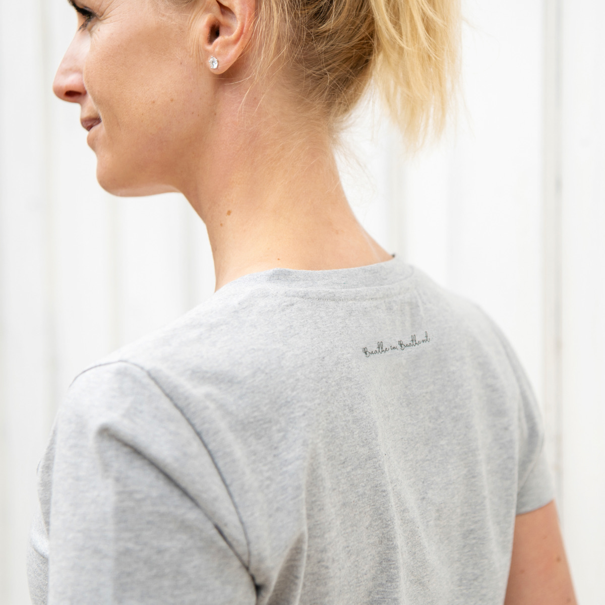 V-Ausschnitt Shirt „Breath in, breath out“